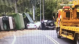 疑下坡車速過快　貨車翻覆壓對向轎車