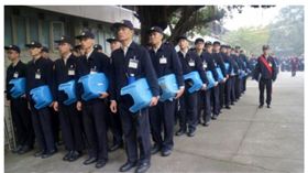 在美生活14年後接到兵單　他的最後決定是…(圖/翻攝自美國公共廣播公司)