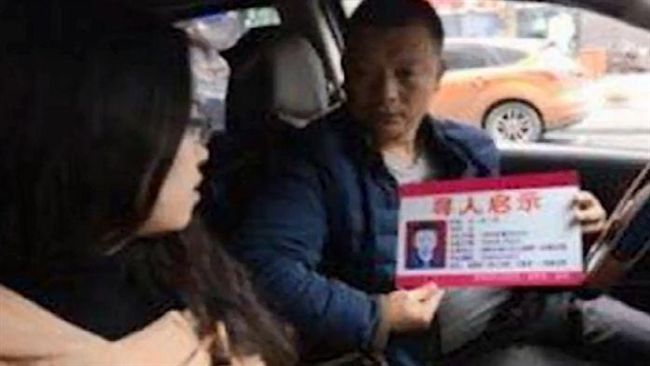 見人就發尋人卡　他24年後找回愛女