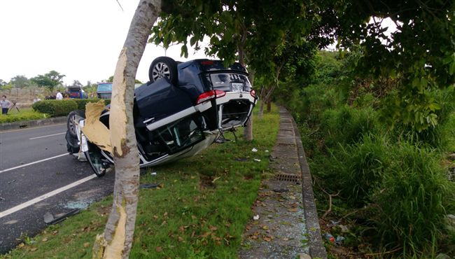 花蓮警車遭撞翻　六警受傷送醫