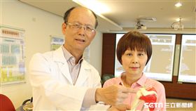 台中醫院骨科主任張永森提醒，民眾若有肩膀無法舉高、疼痛不止的症狀，應盡快至骨科就醫檢查，以免錯失黃金治療期。（圖／衛福部台中醫提供）