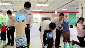 新北替代役男伴自閉兒溜直排輪新北市府社會局「雁行役工隊」替代役男22日向新北市自閉症潛能發展中心的「星兒」們宣導口腔衛生教育，並陪「星兒」溜直排輪，度過快樂午後。（新北市社會局提供）中央社記者黃旭昇新北市傳真　107年3月22日