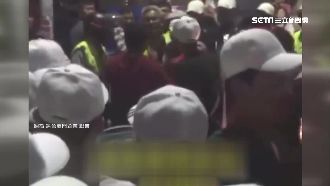 「警察撞人」廟會失控　信眾包圍員警