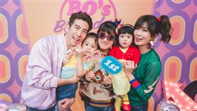 賈靜雯，修杰楷，女兒咘咘、Bo妞、梧桐妹。（翻攝自微博）