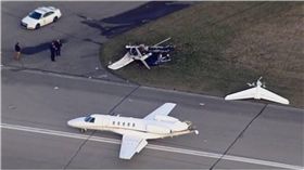 美機場沒塔台…班機起降「用說的」　2機互撞釀2死