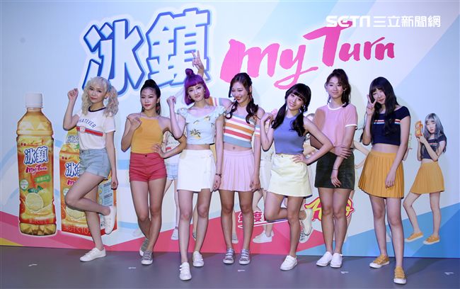 女子團體Hello成員周佳宜、方梓妍、許筱緹、陳品瑄、陳儀馨、史文慧、柯智雯，推出首張名單曲HELLO。（記者邱榮吉/攝影）