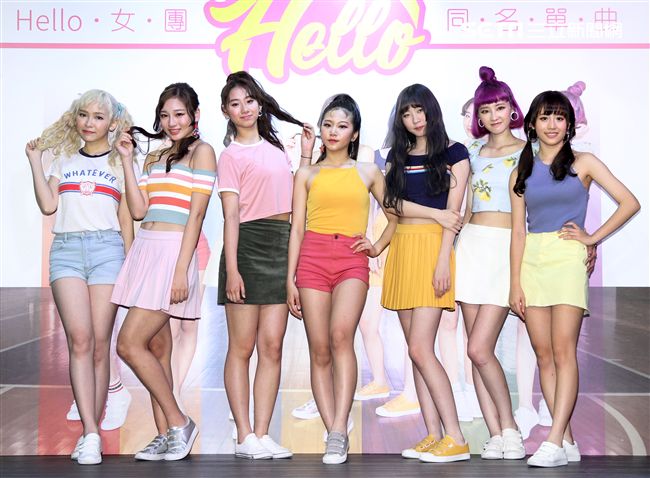 女子團體Hello成員周佳宜、方梓妍、許筱緹、陳品瑄、陳儀馨、史文慧、柯智雯，推出首張名單曲HELLO。（記者邱榮吉/攝影）