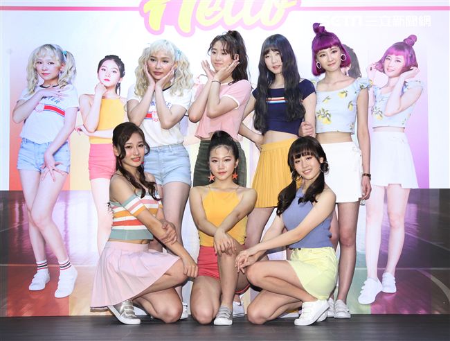 女子團體Hello成員周佳宜、方梓妍、許筱緹、陳品瑄、陳儀馨、史文慧、柯智雯，推出首張名單曲HELLO。（記者邱榮吉/攝影）