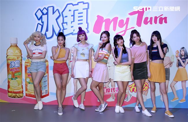 女子團體Hello成員周佳宜、方梓妍、許筱緹、陳品瑄、陳儀馨、史文慧、柯智雯，推出首張名單曲HELLO。（記者邱榮吉/攝影）