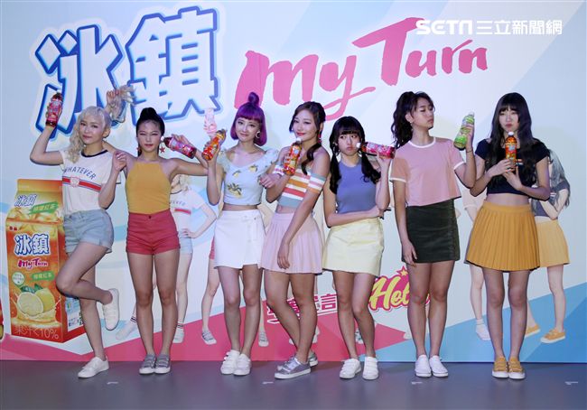 女子團體Hello成員周佳宜、方梓妍、許筱緹、陳品瑄、陳儀馨、史文慧、柯智雯，推出首張名單曲HELLO。（記者邱榮吉/攝影）