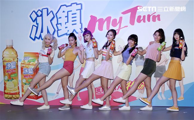 女子團體Hello成員周佳宜、方梓妍、許筱緹、陳品瑄、陳儀馨、史文慧、柯智雯，推出首張名單曲HELLO。（記者邱榮吉/攝影）