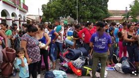 上千名中美洲移民穿越墨西哥挺進美國，川普怒了。（圖／翻攝Daily Mail）