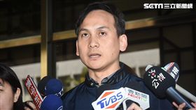 羅智強前往地檢署控告總統蔡英文「公務員登載不實罪」，國民黨新北市議員參選人葉元之陪同。 圖／記者林敬旻攝