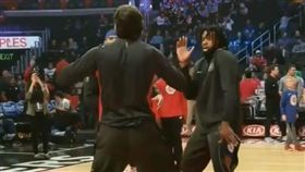 快艇巨神兵熱舞　網友：喬丹變好小隻
NBA,洛杉磯快艇,博班,喬丹,Drake,神的旨意,熱舞
https://www.instagram.com/p/BhE8A-rBkHx/?utm_source=ig_embed