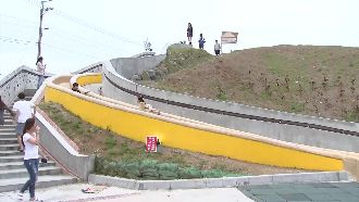 連假湧人潮　基隆20米溜滑梯超夯