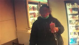 婚宴蟑螂母女　警超商查獲遭通緝女兒台北市一對王姓母女去年底亂入婚宴白吃白喝，其中25歲的女兒（圖）因涉詐欺案卻屢傳不到遭通緝，30日凌晨被警方在一處超商查獲。（台北市警察局信義分局提供）中央社記者黃麗芸傳真　107年3月30日