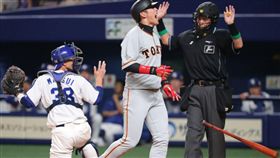 ▲讀賣巨人外野手陽岱鋼遭到觸身球。（圖／巨人讀賣推特）