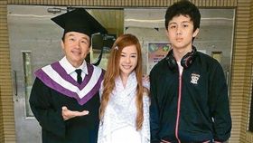 ▲康橋以座位有限為由，拒絕了孫安佐6月返校的心願。（圖／翻攝自臉書）