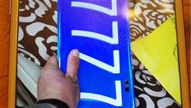 陸學霸駭客攻陷公安部網站　盜賣車牌買3棟房大陸一名學霸級駭客利用自己編寫的搶號軟體，成功駭入中國公安部的「交通安全綜合服務管理平台」，盜賣特殊號碼的車牌獲取暴利。圖為其中一副盜賣車牌。（取自網路）中央社　107年4月3日