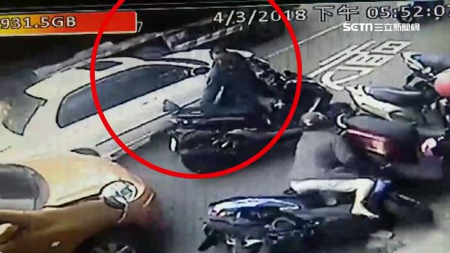 轎車拒攔檢沿路衝撞　2機車騎士受傷