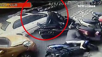 轎車拒攔檢沿路衝撞　2機車騎士受傷