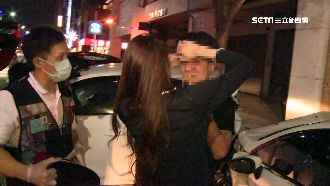 短裙妹酒駕釀禍…「呼呼」放閃摟男伴