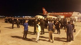 中國公安動員 在菲台嫌遣陸菲律賓政府3日晚間將78名台籍嫌犯交給中國公安，乘天津航空公司包機4日清晨起飛前往天津。圖為150名中國公安3日深夜在馬尼拉國際機場停機坪準備遣送作業。中央社記者林行健馬尼拉傳真       107年4月4日