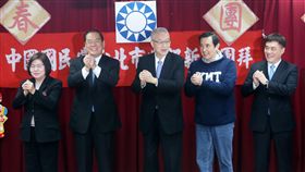 吳敦義馬英九出席新春團拜（1）國民黨主席吳敦義（中）、前總統馬英九（右2）22日在國民黨中央黨部，參加台北市黨部新春團拜，向國民黨幹部拜年。中央社記者吳家昇攝  107年2月22日