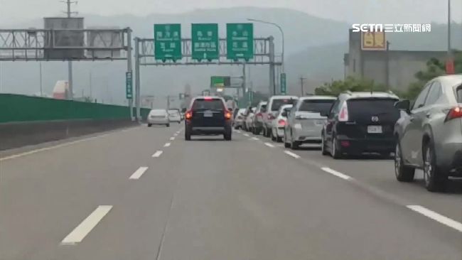玩命！國道上演跳車秀　後車急閃躲避