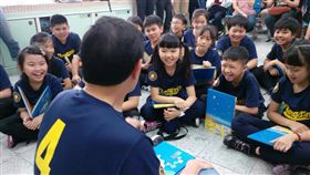 前總統馬英九3日到東新國小四年四班說故事並接受同學們的提問。（圖／東新國小四年四班提供）