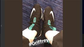 ▲NBA球星LeBron James穿鞋致敬偶像小葛瑞菲。（圖／截自推特）