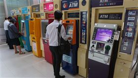 車手如砲灰 年輕人青春當賭注電信詐騙犯案鏈中，提存款的車手是風險最高的一環，有些台灣年輕人初出國就以身試法，下場悲慘。圖為泰國曼谷商場的銀行提款機。中央社記者劉得倉曼谷攝  107年4月4日