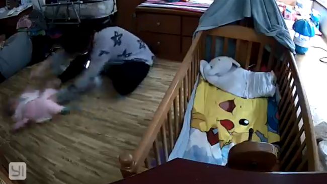 空中拋摔哭鬧女嬰　保母辯：習慣動作