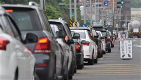 清明連假首日　蘇澳車流嚴重回堵（3）今年蘇花改蘇澳到東澳段通車後首次面臨清明連假考驗，大批車輛4日湧入蘇花改，車流回堵嚴重，用路人在蘇澳市區依照交通分流標示，排隊等待駛入蘇花改。中央社記者沈如峰攝　107年4月4日