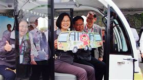 桃園農業博覽會開幕（2）2018桃園農業博覽會4日在新屋登場，總統蔡英文（右3）在桃園市長鄭文燦（右2）的陪同下，搭乘無人自駕車。中央社記者吳睿騏攝　107年4月4日