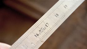 尺
https://www.flickr.com/photos/michaelpollak/14577915081/in/photolist-odcCgt-6ZQ9j-WBBcJo-e3uy6S-FrfK9J-S4vgZa-8s6vNP-7xWJEf-mgeV-rP23Se-4zNN3p-5dZLZ9-6xnmmf-fdVNGt-4GM3Lk-6i71BR-dVxwAN-4BvPB5-8v3k3Q