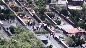 慎終追遠清明掃墓（2）慎終追遠，4日是清明連假的第一天，民眾紛紛返鄉掃墓。中央社記者郭日曉攝  107年4月4日