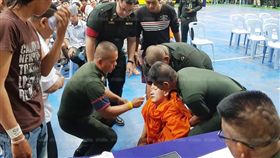 泰國僧侶在徵兵抽籤抽中要當兵後當場嚇暈（圖／翻攝自「泰國網」臉書）