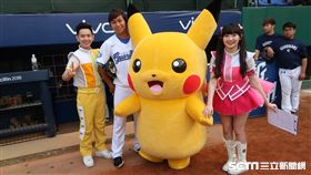 皮卡丘和優格姐姐、柚子哥哥與羅嘉仁開球。（圖／記者王怡翔攝）