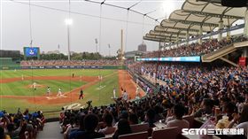富邦悍將新莊棒球場滿場。（圖／記者王怡翔攝）