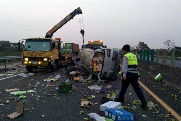 菜車國道翻覆　女駕駛壓車底重傷命危