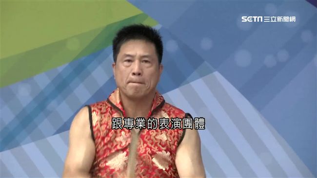 大老闆考職照上街表演　一天賺900