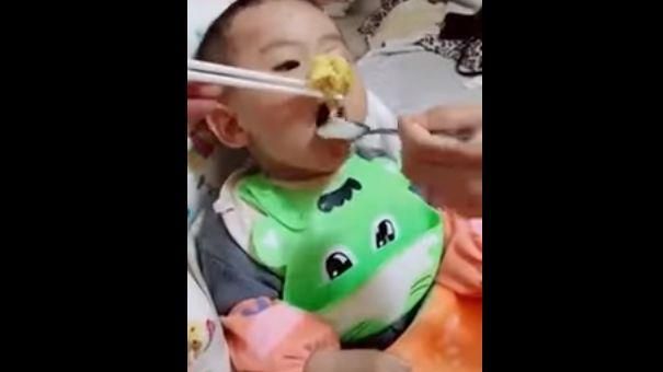 小孩不吃飯　爸爸秀餵食神技網驚呆
