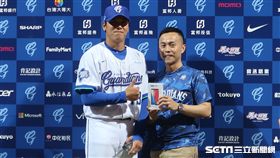 富邦悍將陳鴻文拿下MVP。（圖／記者王怡翔攝）