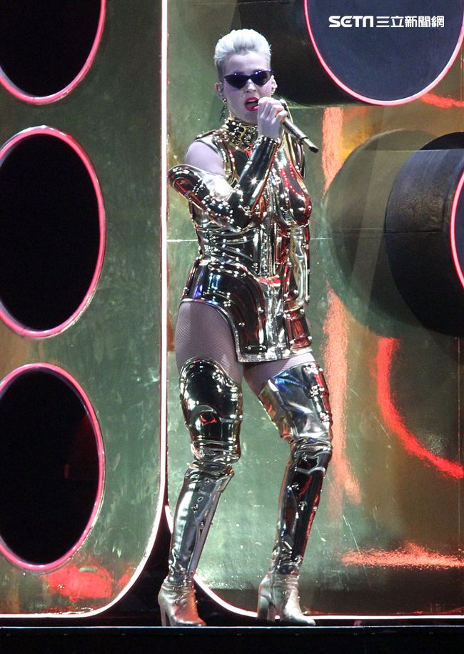 凱蒂佩芮在台北小巨蛋開唱。（記者邱榮吉/攝影）