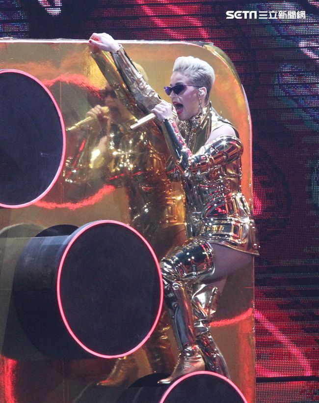 凱蒂佩芮在台北小巨蛋開唱。（記者邱榮吉/攝影）