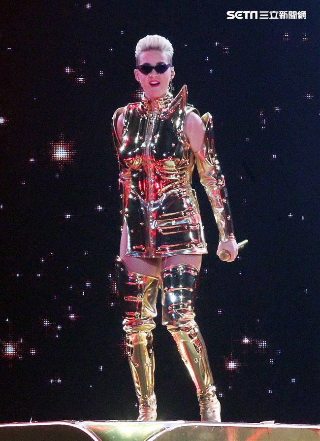 凱蒂佩芮在台北小巨蛋開唱。（記者邱榮吉/攝影）