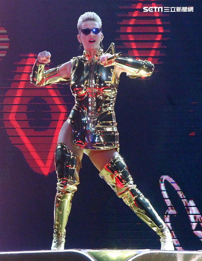 凱蒂佩芮在台北小巨蛋開唱。（記者邱榮吉/攝影）