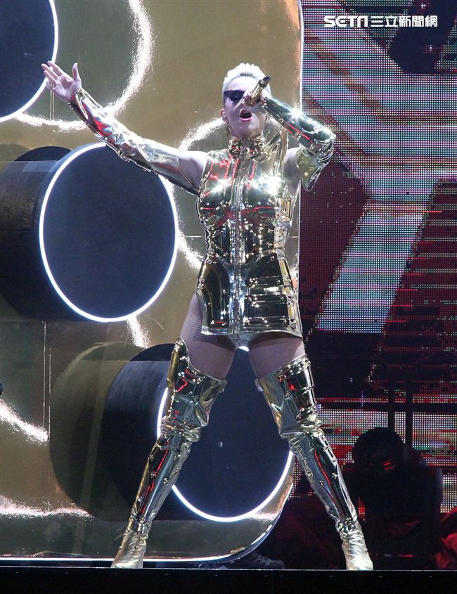 凱蒂佩芮在台北小巨蛋開唱。（記者邱榮吉/攝影）