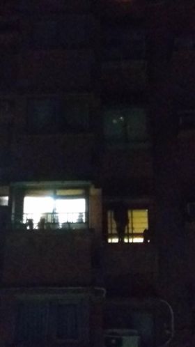 凌晨,大樓,人影,驚悚,真相,仙人掌,爆廢公社　圖／翻攝自臉書爆廢公社